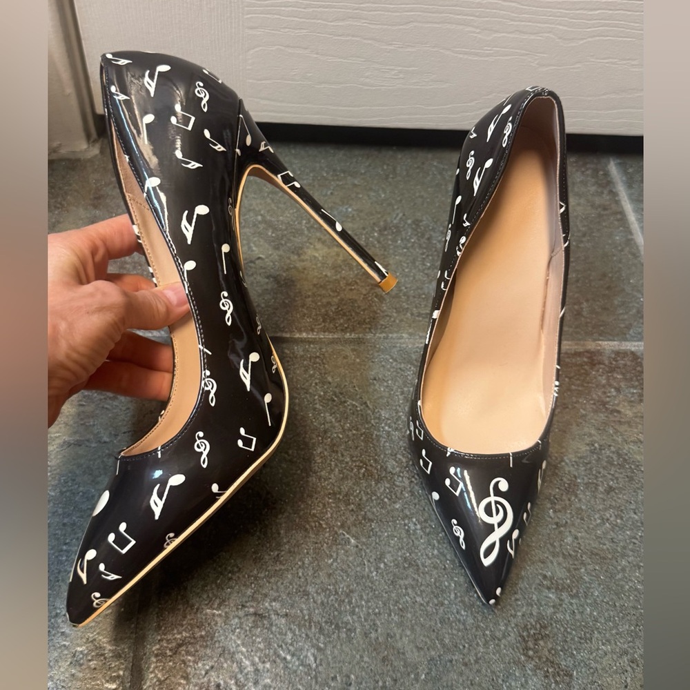 Black Musical Note Heels US7